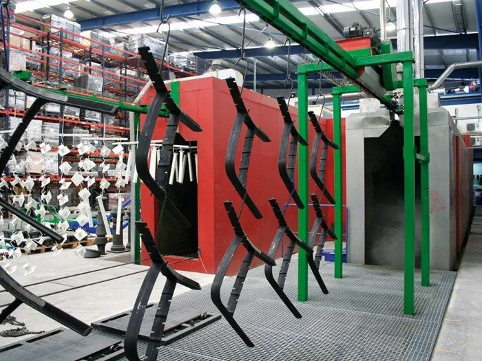 Línea de pintura de JomaPaint con piezas colgadas