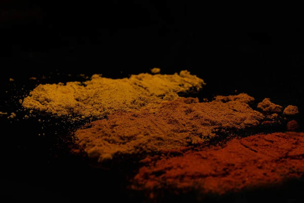 Pintura en polvo de color naranja sobre fondo negro